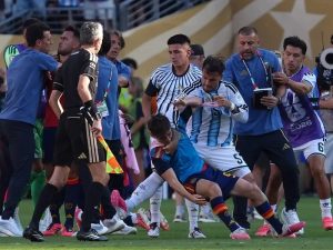Leandro Paredes (c) de Argentina empuja a Gavi (c-abajo) de España , al finalizar el partido de la final del Mundial de la FIFA 2026 entre España y Argentina en el estadio MetLife en Nueva Jersey (Estados Unidos).