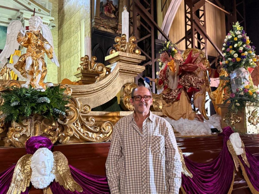 Nick Mahomar junto al anda que se prepara en la Basilíca del Sagrado Corazón de Jesús. Fotografía/ Lissette Figueroa