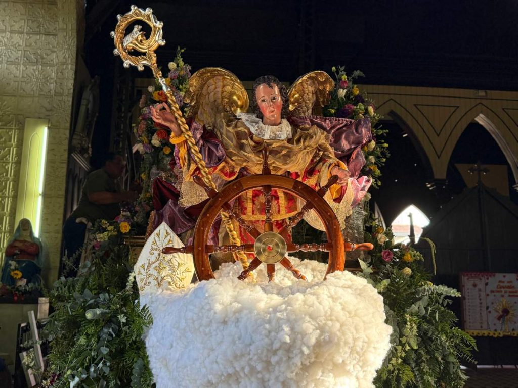 Las esculturas de los ángeles custodios, presentes en fotografías desde 1911, continúan acompañando al patrono durante la celebración. Fotografía/ Lissette Figueroa