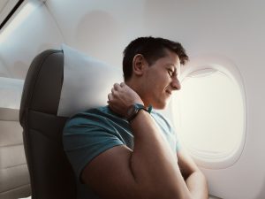 Cómo cuidar el cuello y la espalda durante un viaje largo