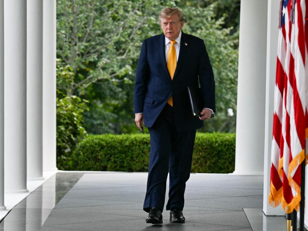 Donald Trump impulsa una nueva propuesta para elevar el costo de las visas H-1B, utilizadas para contratar trabajadores extranjeros especializados.