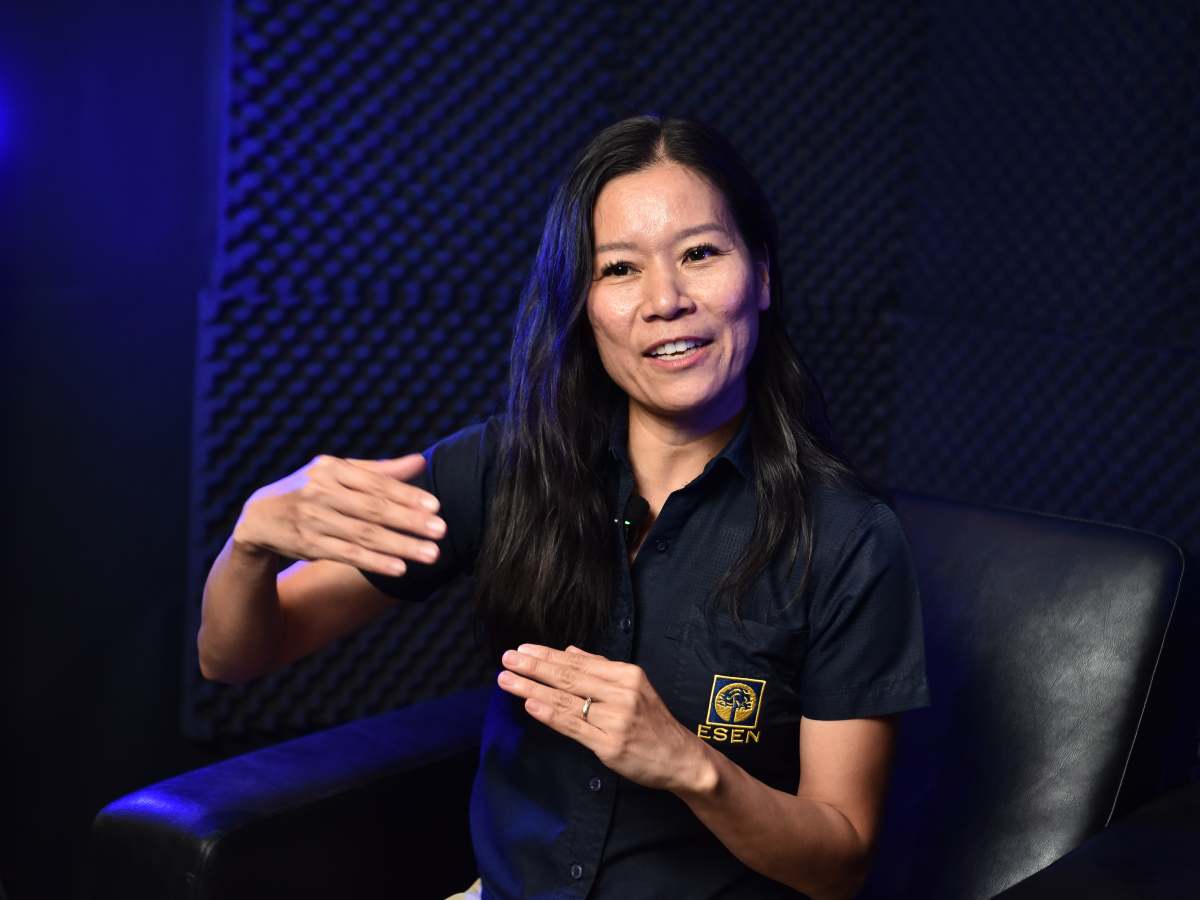 La doctora Vin Cao explicó que la inteligencia artificial debe fortalecer el pensamiento crítico de los estudiantes y no sustituir el aprendizaje.