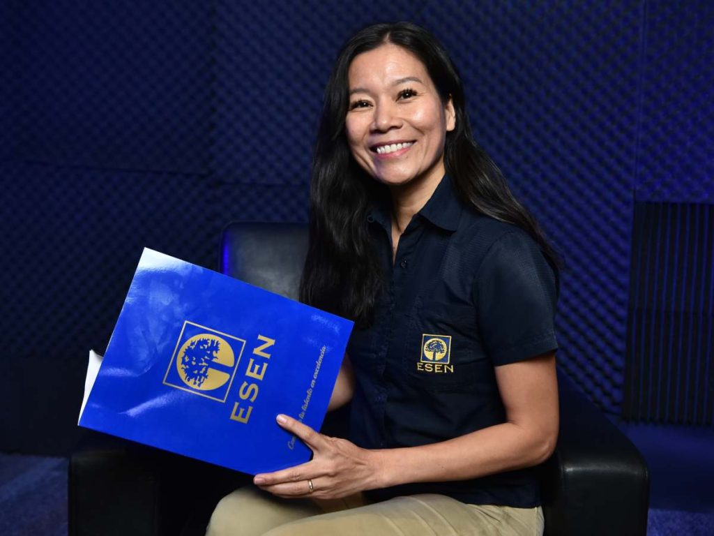La doctora Vin Cao explicó que la inteligencia artificial debe fortalecer el pensamiento crítico de los estudiantes y no sustituir el aprendizaje.