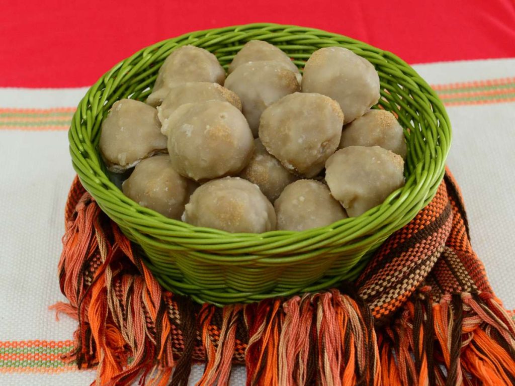 El dulce de camote ofrece una textura suave y un sabor delicado, ideal para disfrutar la tradición de las ferias salvadoreñas.