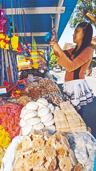 Las ventas de dulces reúnen sabores artesanales que hacen de cada fiesta patronal una experiencia muy salvadoreña.