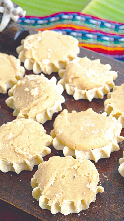 Las tartaritas combinan una base delicada con dulce de leche y un suave aroma a canela, un clásico de las ferias salvadoreñas.