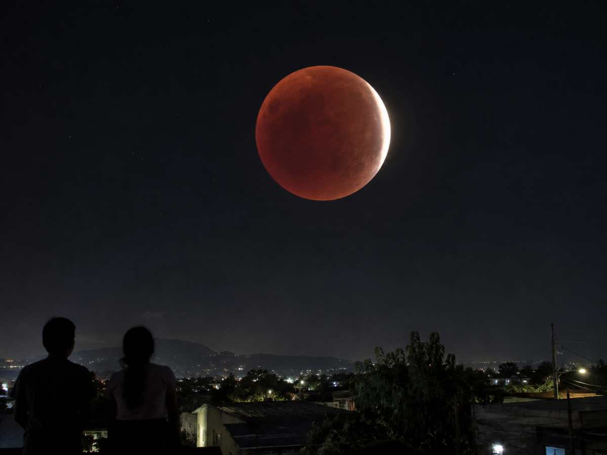 El eclipse lunar del 27 de agosto cubrirá más del 96 % de la Luna y será visible desde El Salvador. Imagen generada con IA