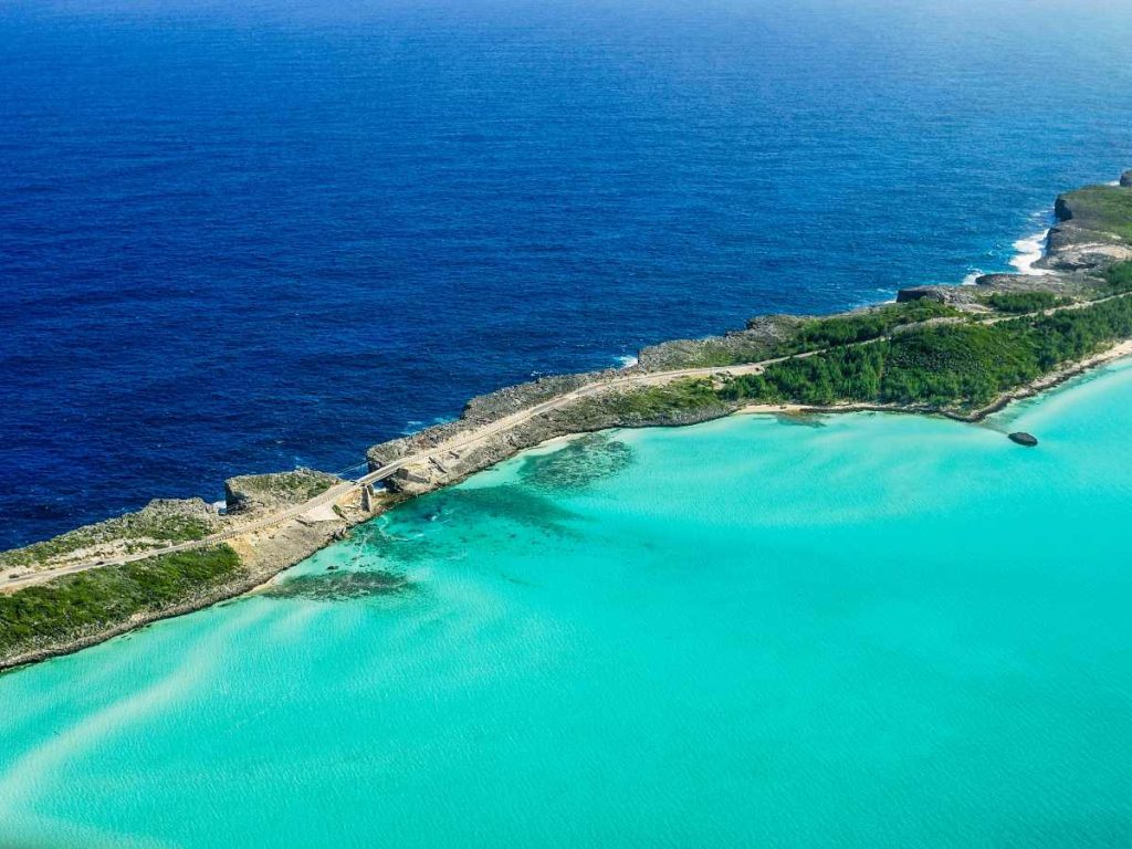 Glass Window Bridge, en Eleuthera, permite apreciar el sorprendente contraste entre las aguas turquesa y el azul profundo del Atlántico.