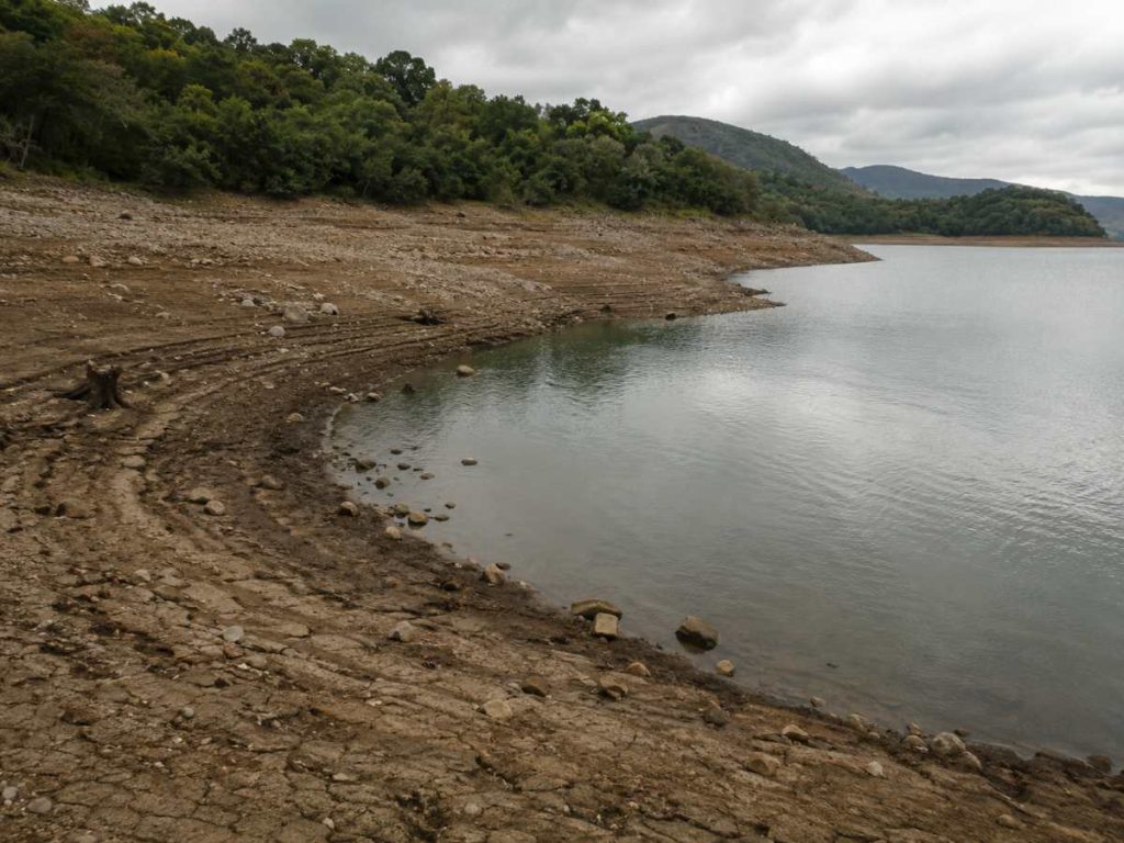Menos agua en los embalses puede reducir el aporte de las hidroeléctricas y aumentar la presión sobre otras fuentes de generación eléctrica.