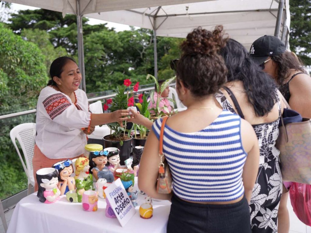 Las mujeres representan más del 70 % del empresariado en El Salvador, según afirmó Paul Steiner, presidente de Conamype.