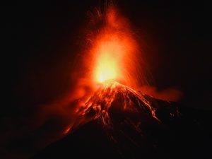 El volcán de Fuego aumentó su actividad eruptiva y generó columnas de gas y ceniza de hasta 6.000 metros sobre el nivel del mar.