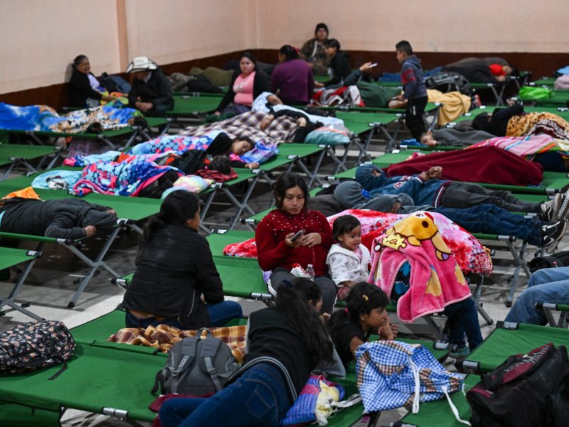 Autoridades de Guatemala evacuaron las aldeas El Porvenir y Las Lajitas ante el descenso de material piroclástico por las barrancas del volcán.