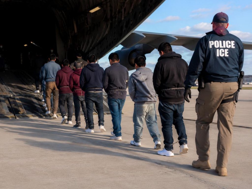 EE.UU. contratará cobradores para localizar a migrantes deportados