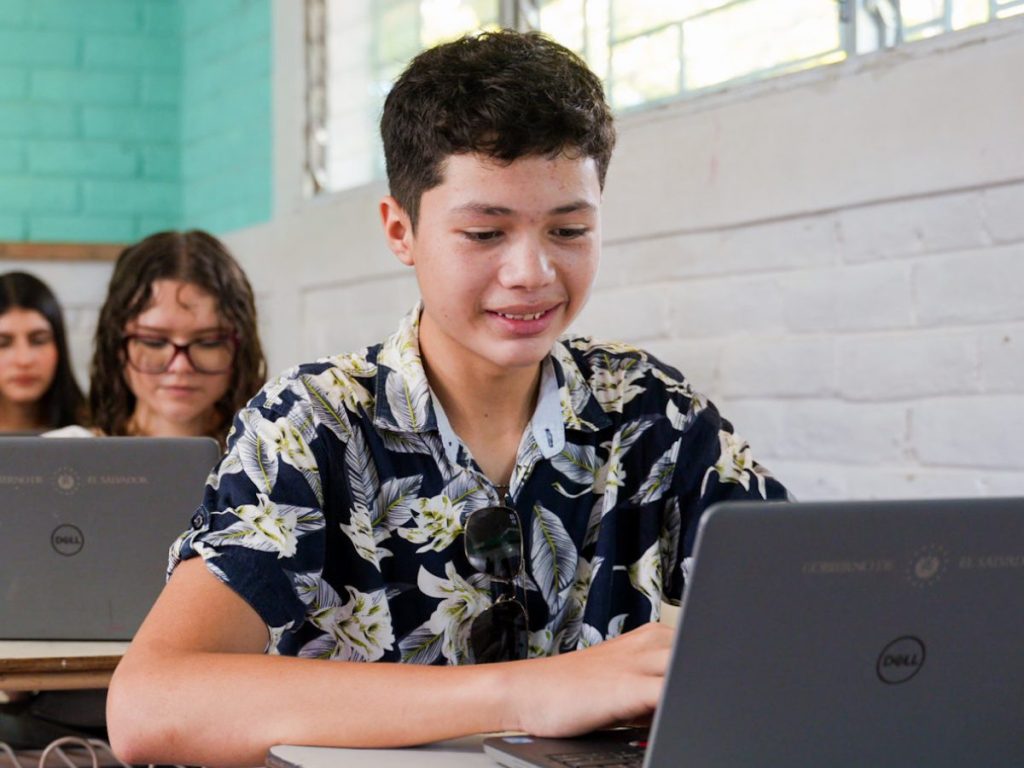 El Gobierno anunció 50,000 becas para jóvenes salvadoreños, con opciones de carreras universitarias, capacitaciones técnicas y cursos vocacionales.