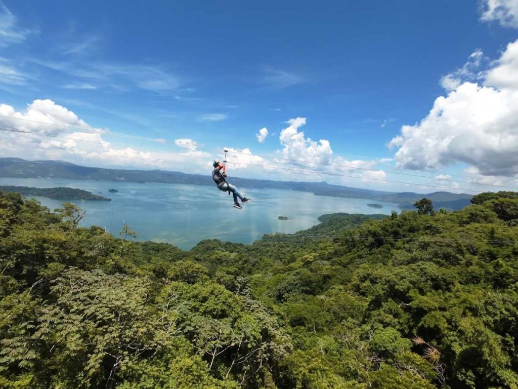 También hay canopy: Quienes buscan más aventura pueden lanzarse en zipline por $13 y disfrutar de una experiencia entre altura y naturaleza.