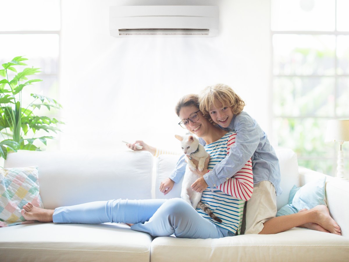 Una climatización adecuada puede favorecer el confort en casa, siempre que se combine con hidratación y buen mantenimiento del equipo.