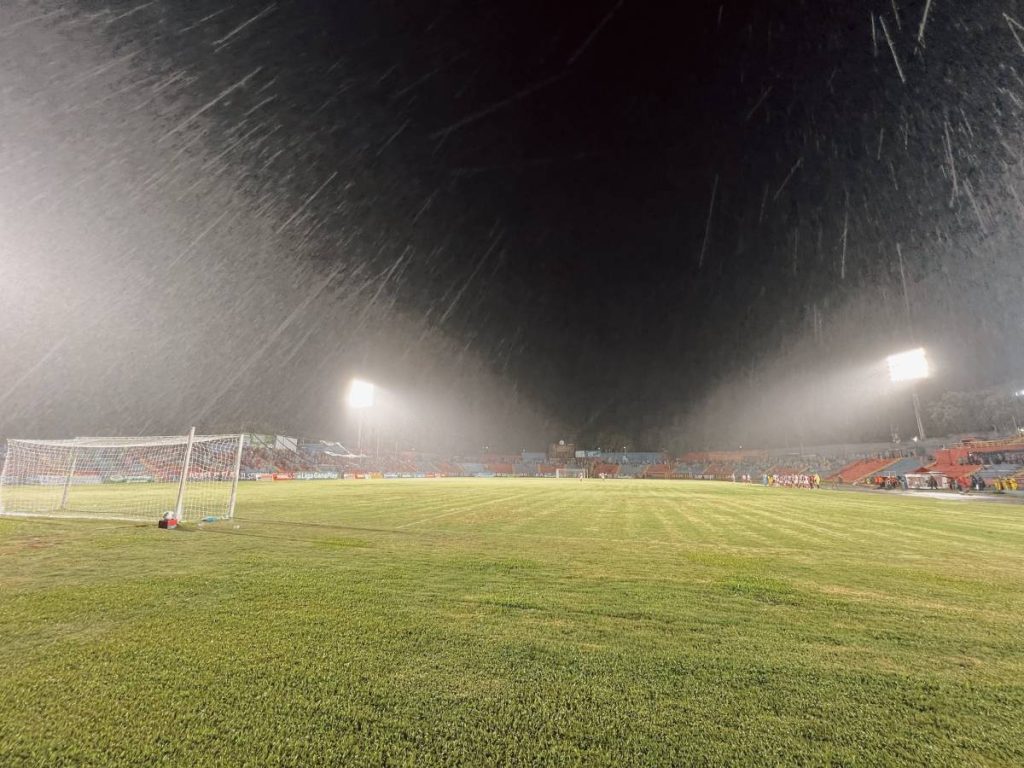 El partido estuvo marcado por una fuerte tormenta que dejó agua acumulada en la cancha y obligó a una pausa de unos 20 minutos.