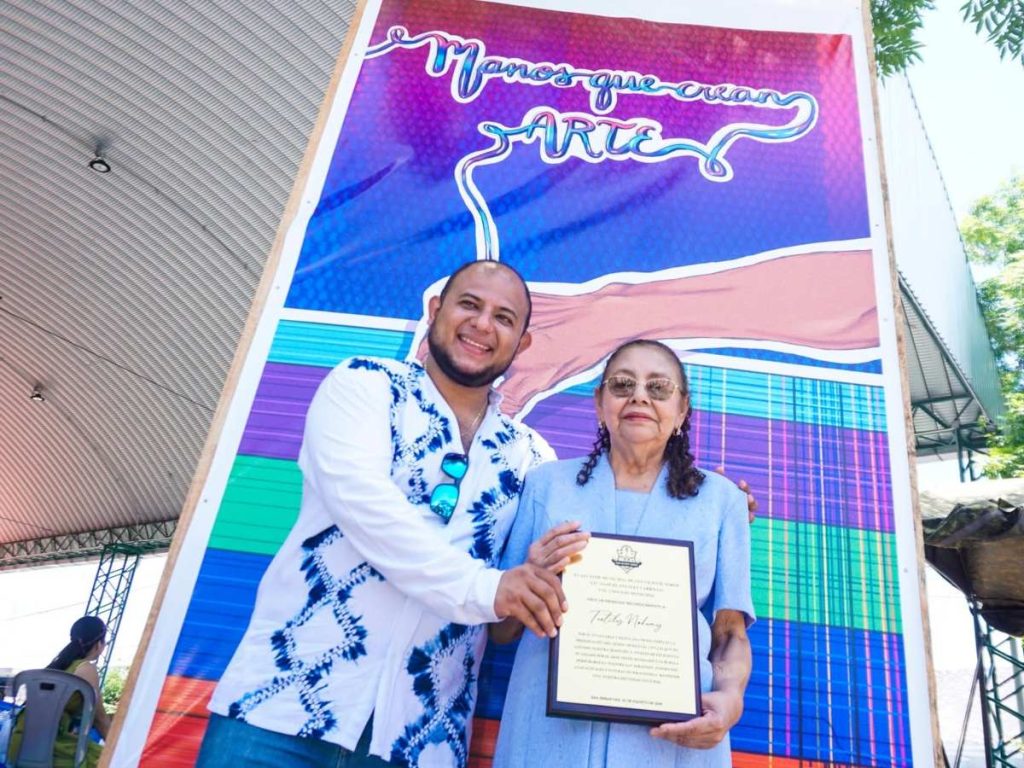 La feria destacó el trabajo de artesanos locales y reconoció el legado de doña Eulalia Noemí Ayala de Merino, nominada de esta edición.