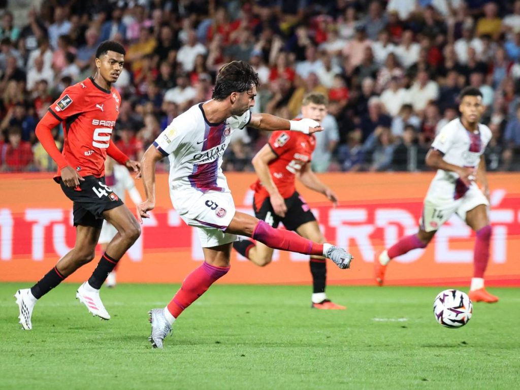 El delantero español del PSG, Ferran Torres (C), número 09, dispara y marca el primer gol de su equipo durante el partido de la Ligue 1 francesa entre el Stade Rennais FC y el Paris Saint-Germain (PSG) en el estadio Roazhon Park de Rennes, al oeste de Francia, el 23 de agosto de 2026. (Foto de ALAIN JOCARD / AFP)