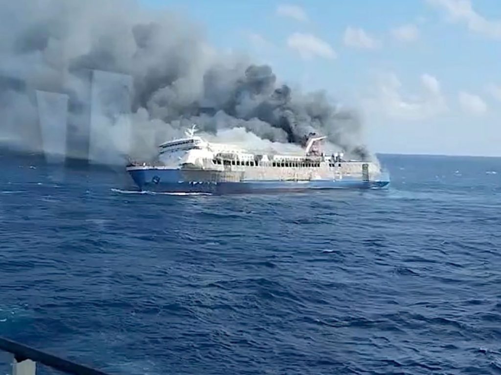 Una imagen fija tomada de un video distribuido por la Agencia Nacional de Búsqueda y Rescate de Indonesia (Basarnas) muestra una densa columna de humo que sale del buque de pasajeros KMP Mutiara Sentosa 2 frente a la costa de la isla de Madura, en Java Oriental, Indonesia. Foto EFE