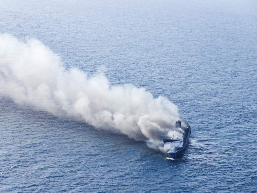 Según la agencia gubernamental indonesia Basarnas, al menos cinco personas murieron y otras 41 permanecen desaparecidas después de que el ferry, que transportaba a 271 pasajeros y tripulantes, se incendiara en alta mar. EFE