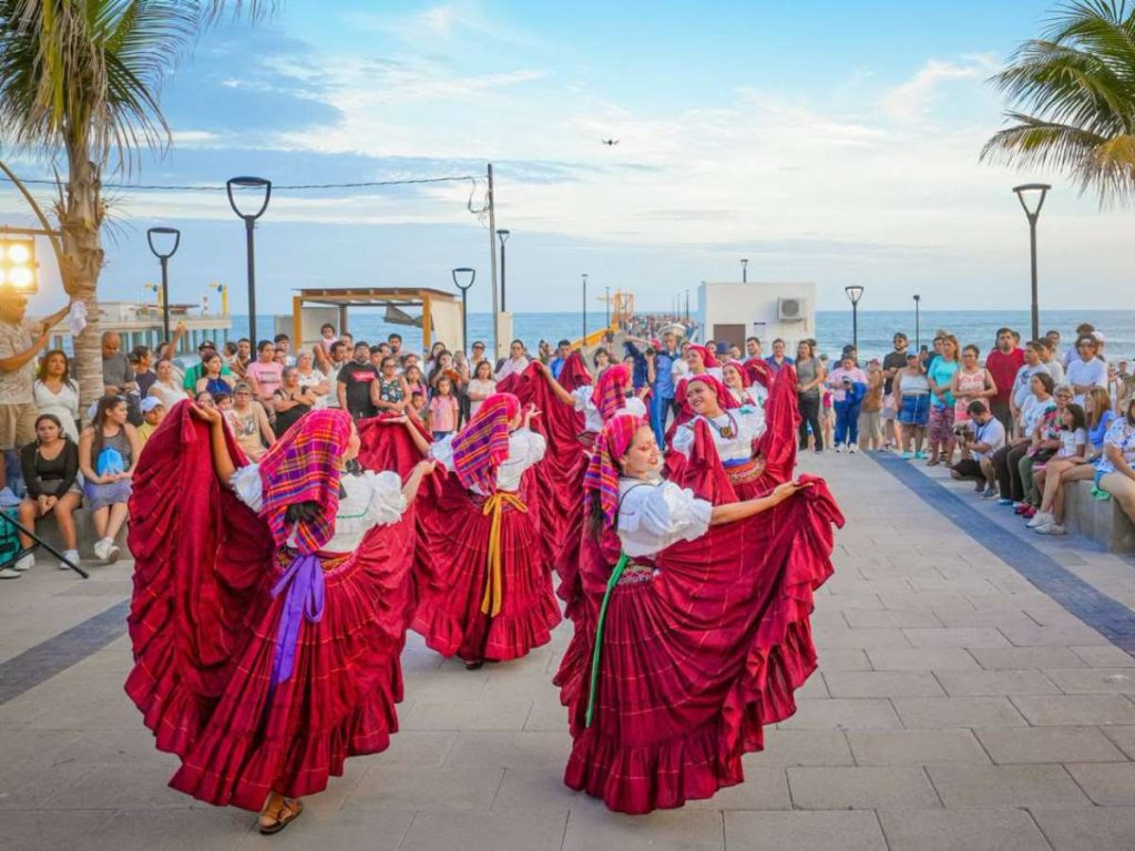 Una presentación de danza salvadoreña destacó la riqueza cultural del país durante el II Festival Internacional de Folklore.