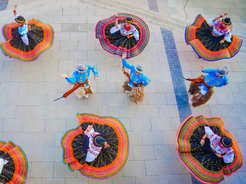 Los participantes presentaron bailes, música y tradiciones representativas de sus países ante turistas nacionales y extranjeros.