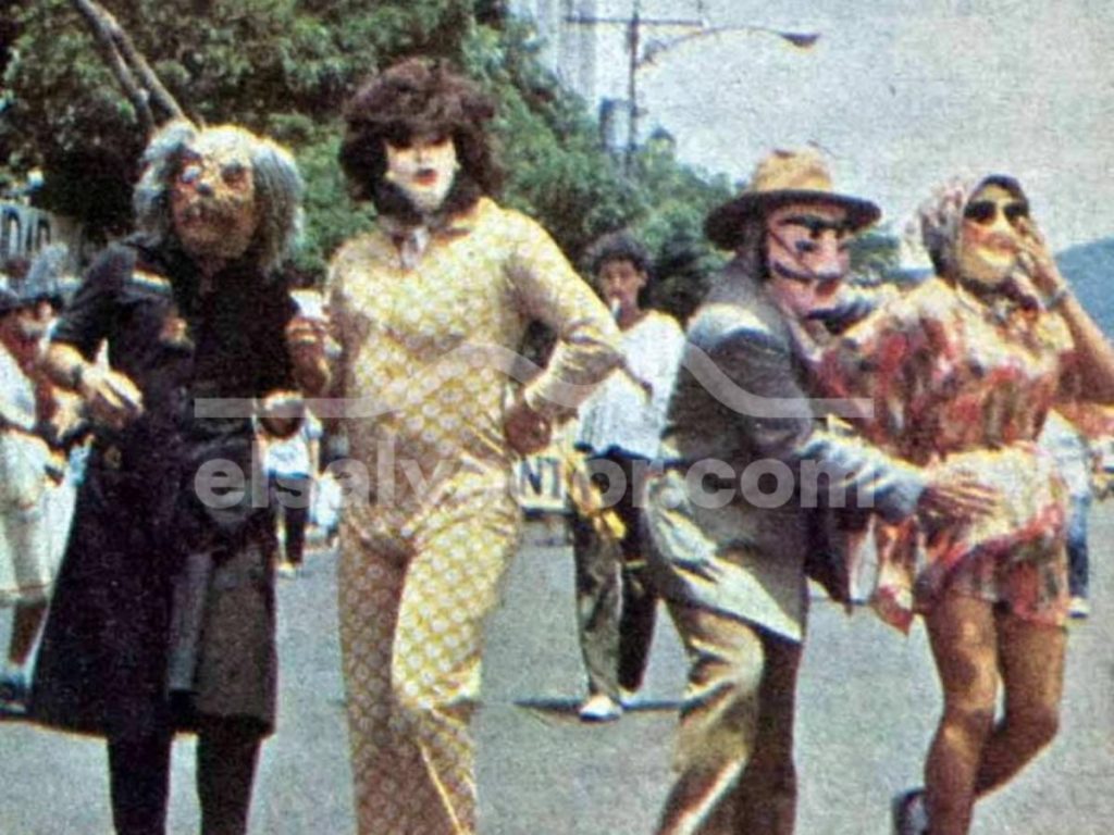 Los divertidos Viejos de Agosto durante el desfile de correo en las fiestas de 1988.