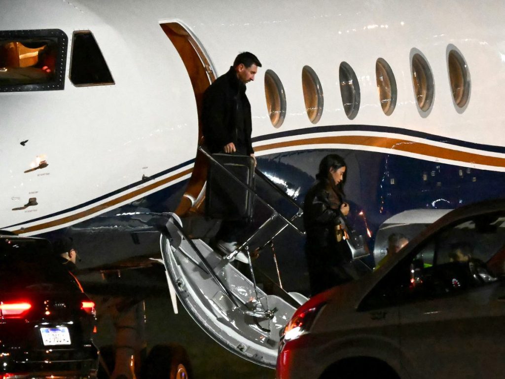 La estrella del fútbol argentino Lionel Messi (izq.) y su esposa Antonela Roccuzzo llegan al Aeropuerto Internacional de las Islas Malvinas tras el fallecimiento de su padre, Jorge Messi, en Rosario, provincia de Santa Fe, Argentina, el 8 de agosto de 2026.