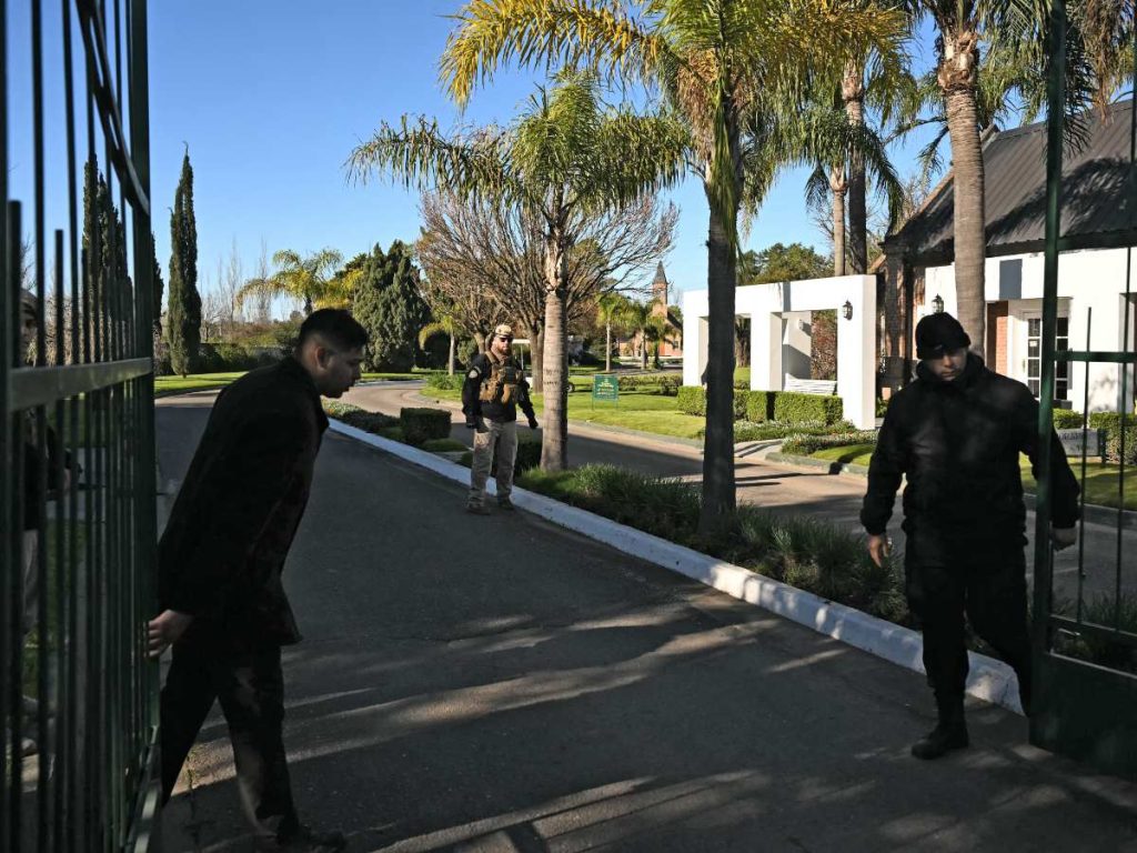 Vista del personal de seguridad en la entrada del cementerio El Prado, en las afueras de Rosario, provincia de Santa Fe, Argentina, el 9 de agosto de 2026, donde se celebrará el funeral del padre de la estrella del fútbol argentino Lionel Messi.