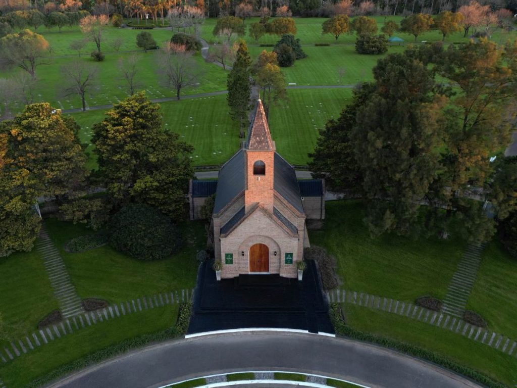 Esta vista aérea muestra una capilla en el cementerio de El Prado, en las afueras de Rosario, provincia de Santa Fe, Argentina, el 8 de agosto de 2026.