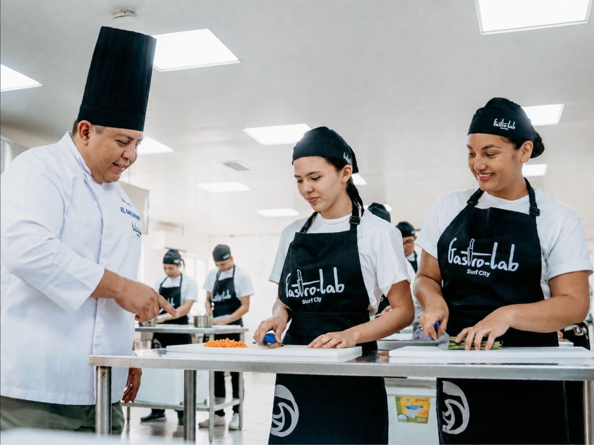Gastro-Lab ofrece cuatro meses de formación gratuita para jóvenes que buscan abrirse camino en la gastronomía y el sector turístico.