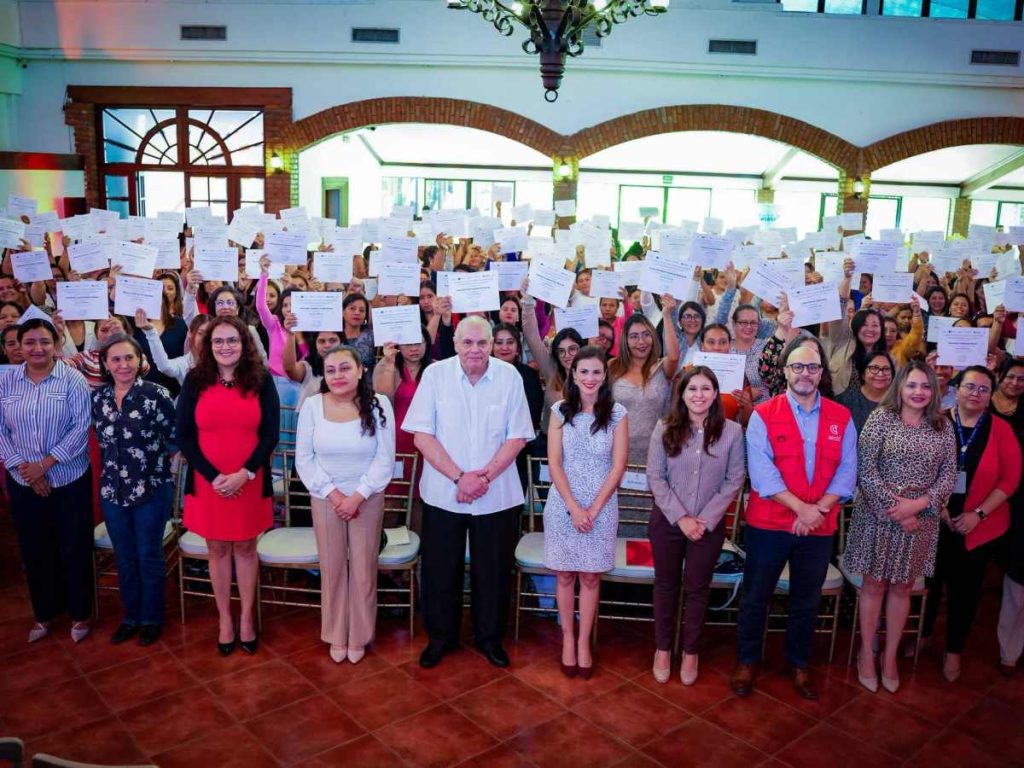Las participantes provienen de 11 distritos y recibieron formación en costeo, comercialización, precios y planificación empresarial.