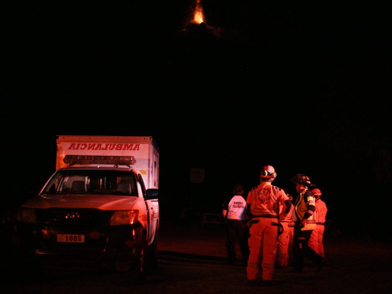 Bomberos Voluntarios participaron en la evacuación de residentes ubicados en las faldas del volcán de Fuego.