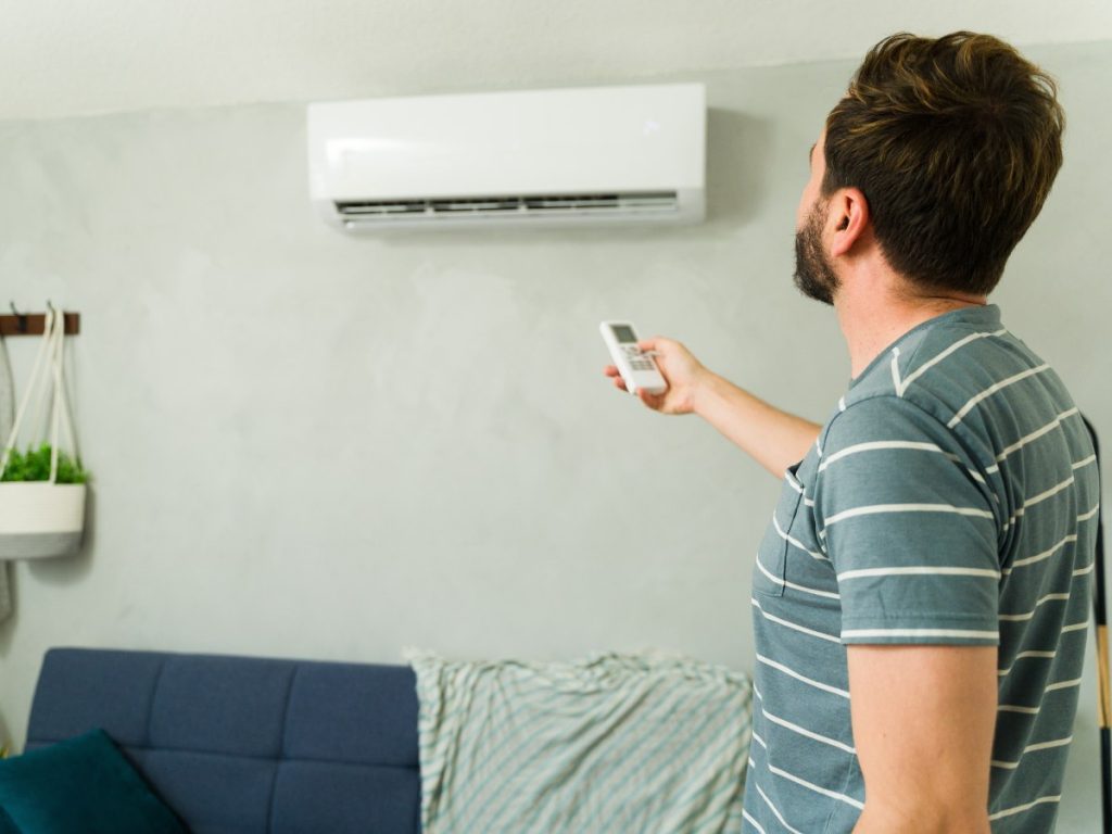 Mantener el aire acondicionado entre 24 y 27 grados ayuda a reducir molestias asociadas con temperaturas demasiado bajas.