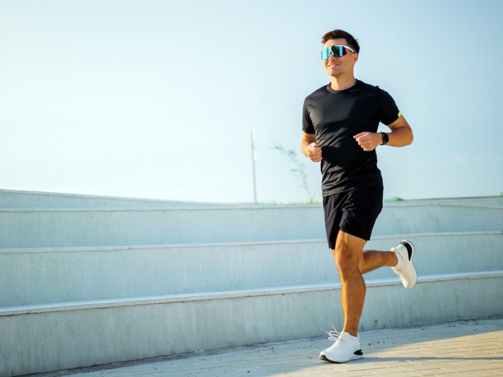 El ejercicio moderado y regular puede favorecer la salud reproductiva masculina, mientras que los entrenamientos extremos pueden alterar el equilibrio hormonal.