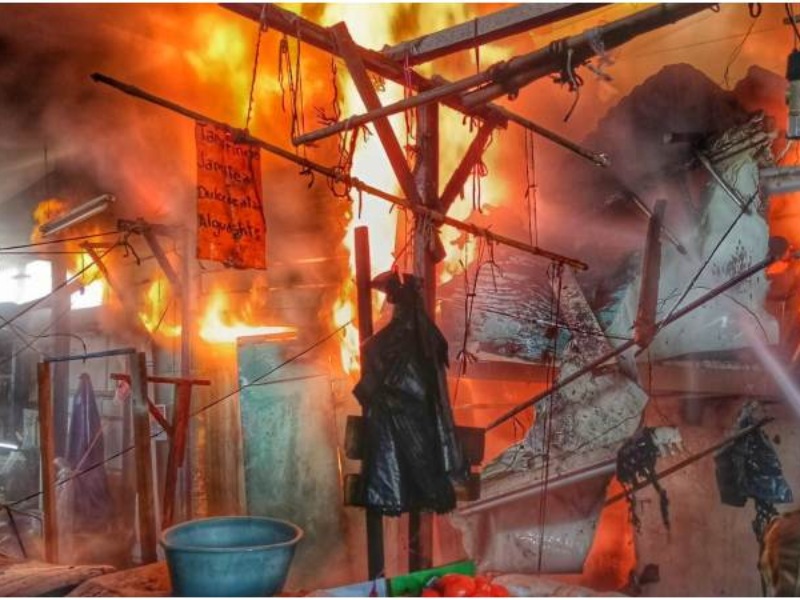 El incendio registrado el 14 de julio de 2025 en el mercado municipal de Soyapango afectó al menos cinco puestos de frutas, verduras y cereales, además de una clínica dental.