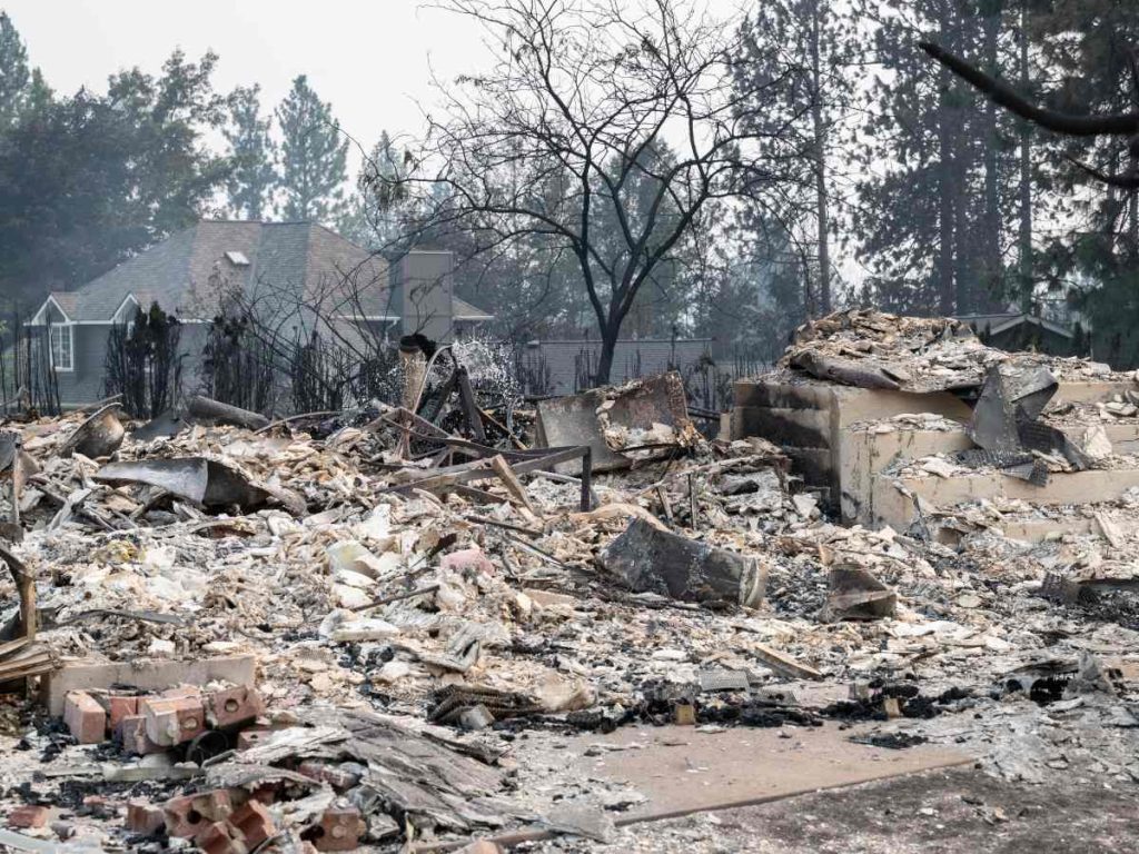 Los escombros de una vivienda incendiada aún humean en el barrio de Balboa, en Spokane, Washington, el 2 de agosto de 2026.
