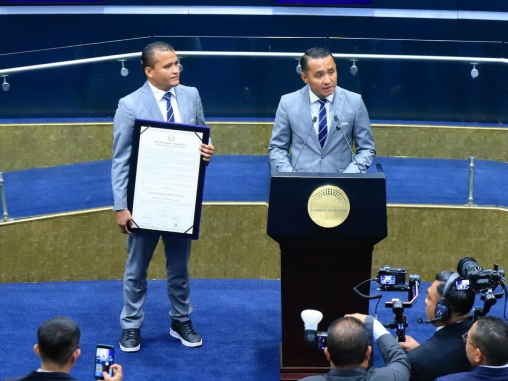 Iván Barton y David Morán recibieron un reconocimiento por su trayectoria arbitral. Foto: cortesía