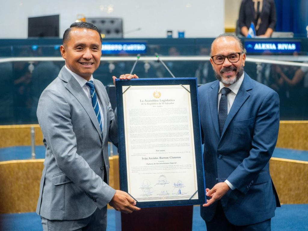 Los árbitros salvadoreños Iván Arcides Barton Cisneros y David Jonathan Morán Santos recibieron un reconocimiento por su trayectoria y participación en la Copa Mundial FIFA 2026.