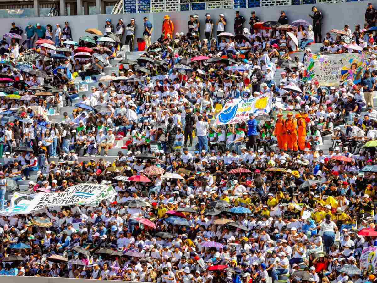 Estudiantes de último año de bachillerato llegan desde distintos puntos del país para participar en la jornada.
