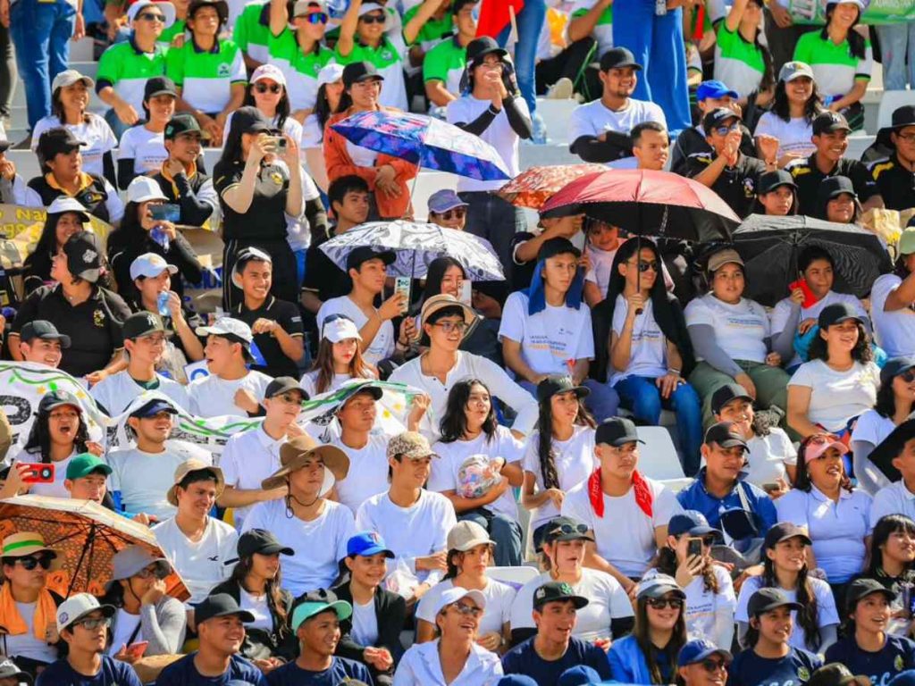 Más de 30,000 jóvenes se reúnen en el Estadio Jorge “El Mágico” González para conocer un anuncio sobre su futuro académico.