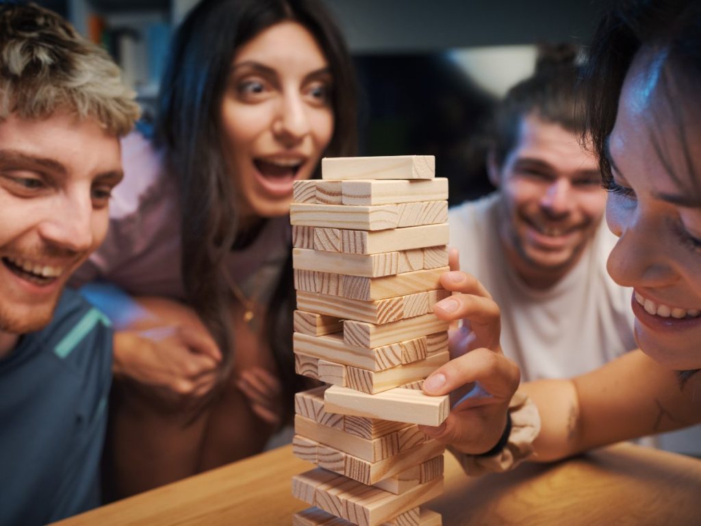 Una tarde de juegos sin teléfonos puede devolverle atención, conversación y un poco de diversión espontánea a cualquier encuentro.