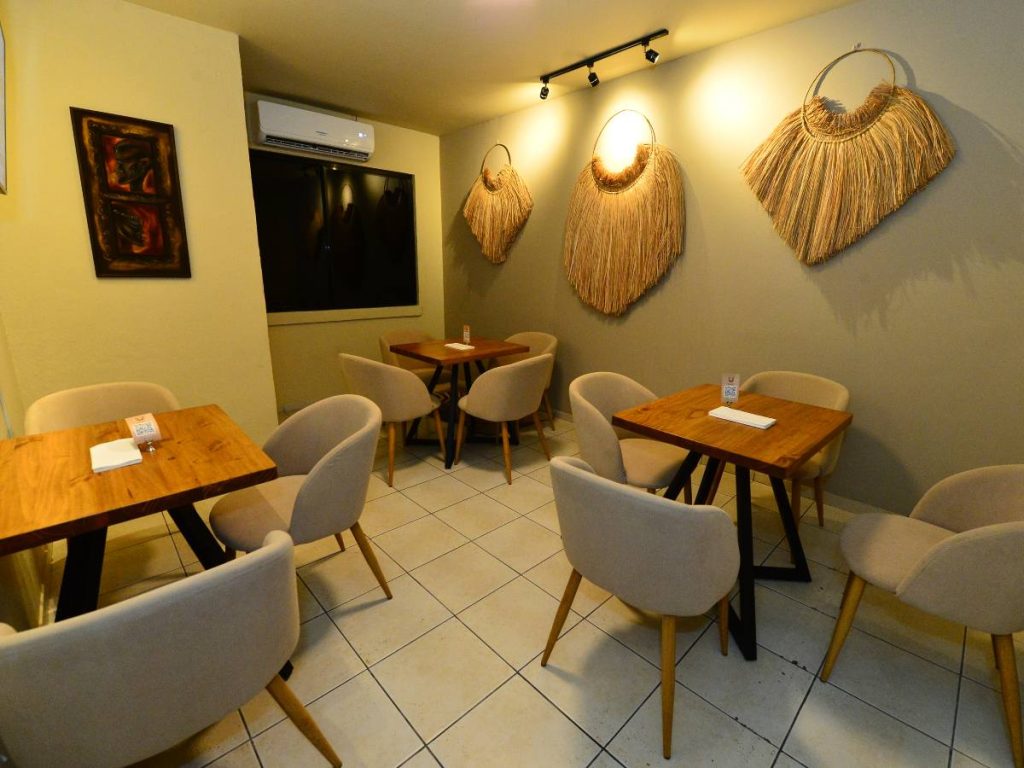 El restaurante propone un formato íntimo donde producto, servicio y hospitalidad forman parte de la experiencia.