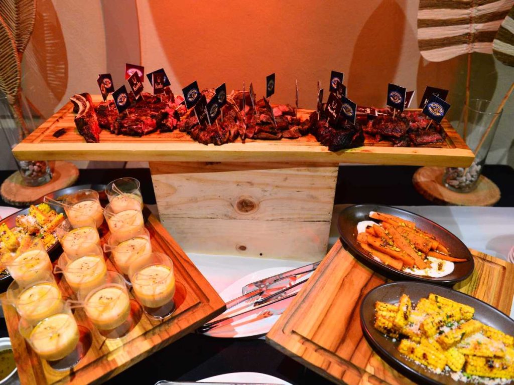 La carta de Kudu combina cortes premium con acompañamientos contemporáneos, postres, vinos y cócteles.