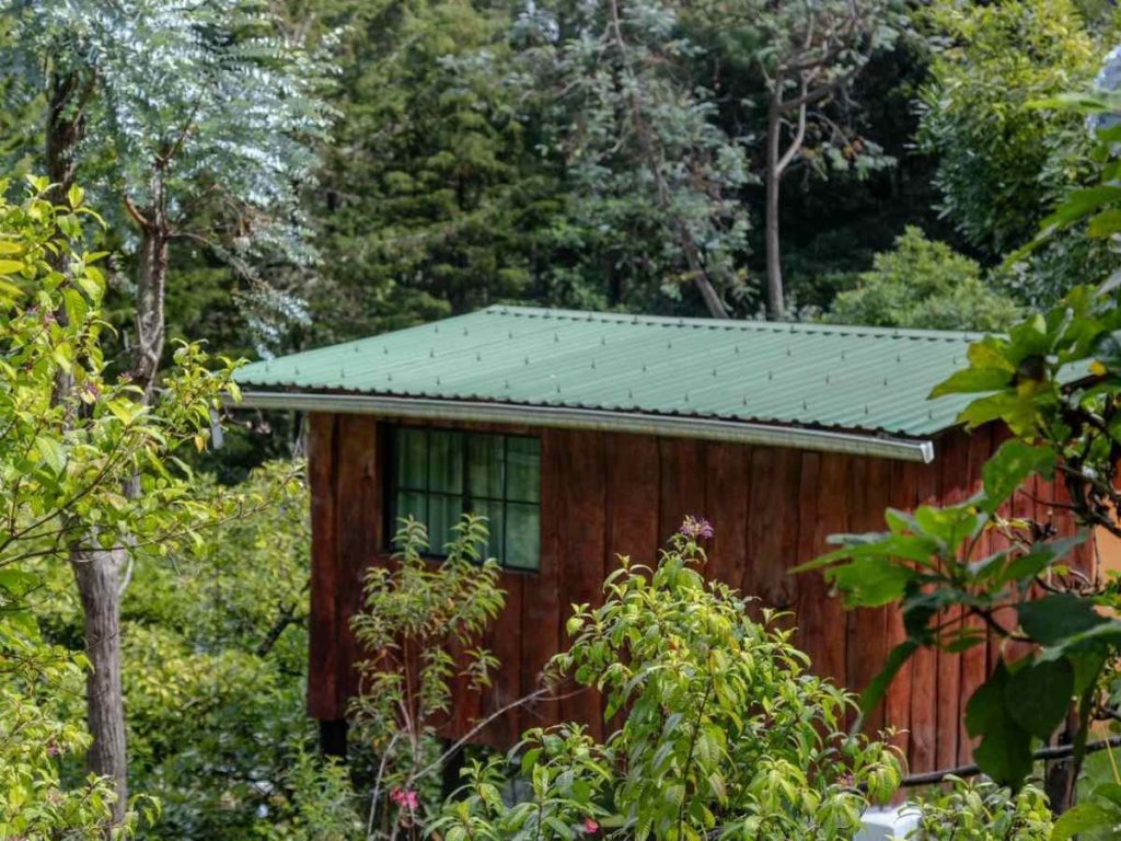 Allá Arriba ofrece cabañas, restaurante y áreas verdes en Miramundo, San Ignacio, una opción para disfrutar del clima fresco.
