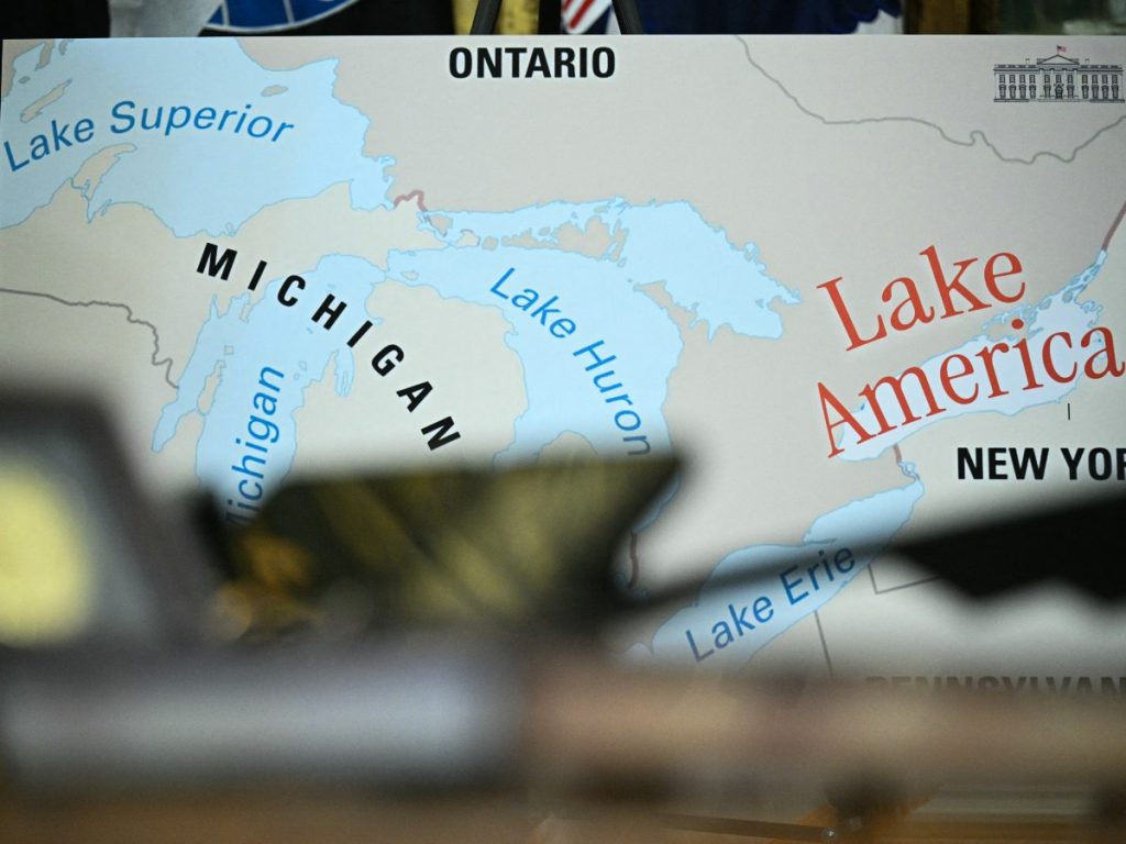Se muestra un mapa mientras el presidente estadounidense Donald Trump firma una orden ejecutiva que busca cambiar el nombre del lago Ontario a lago América en la Oficina Oval de la Casa Blanca en Washington, D.C., el 27 de agosto de 2026.