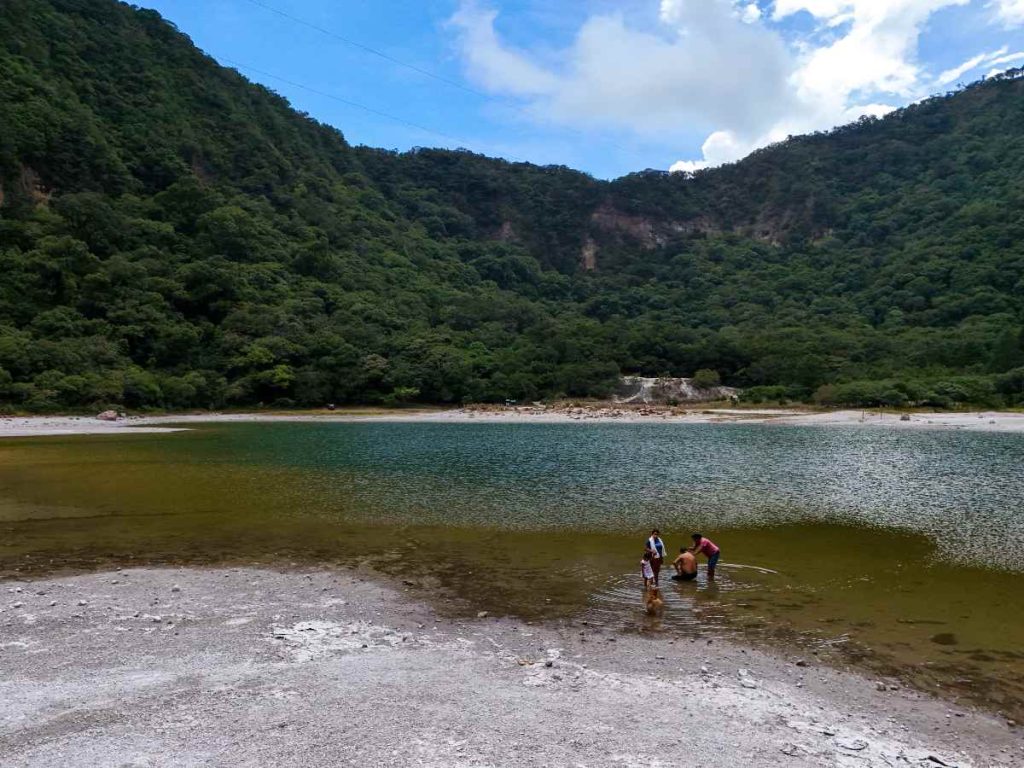 La Laguna de Alegría, ubicada dentro del cráter del volcán Tecapa, muestra una disminución visible en su nivel de agua durante agosto de 2026.