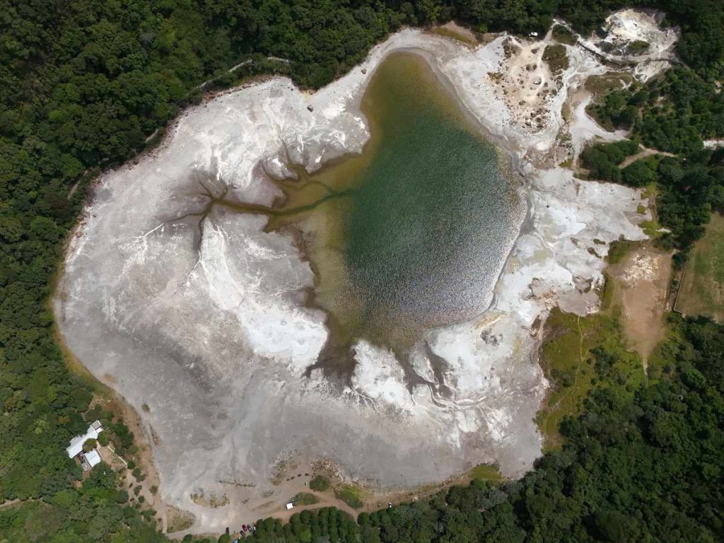 Visitantes recorren la orilla de la Laguna de Alegría, uno de los atractivos naturales más conocidos del departamento de Usulután.
