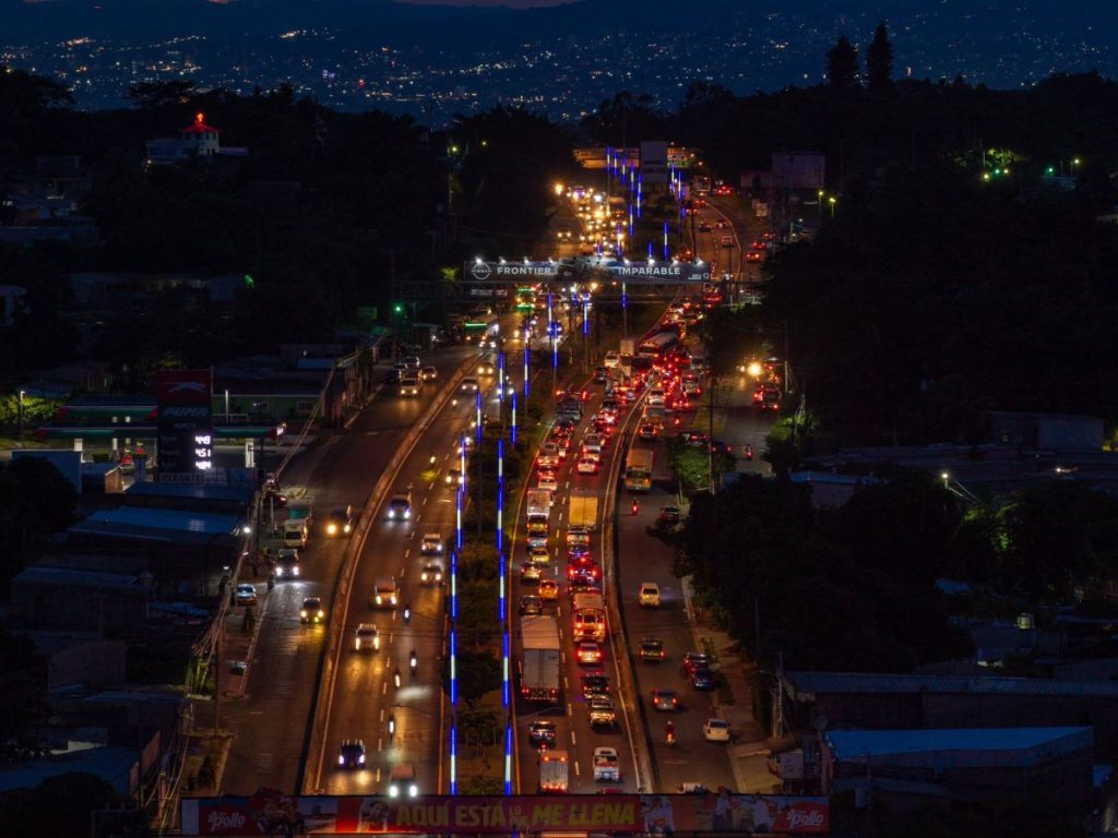 El MOP entregó un tramo iluminado sobre la carretera de Oro, en el sector de San Martín. Foto: MOP